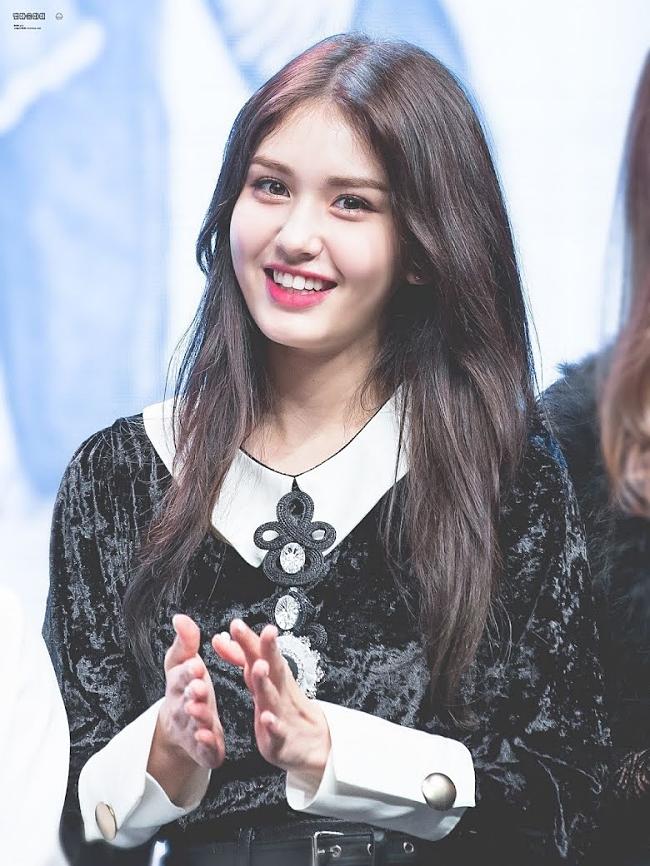 Somi  cũng xác nhận chưa trải qua một mối tình nào.Trong một tập của Don’t Be Jealous, nữ idol chia sẻ mình đã lên một danh sách những điều muốn làm với “crush” trong tương lai nhưng vẫn chưa có cơ hội.