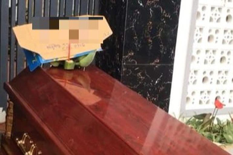 Đem quan tài, mở nhạc đám ma trước nhà chủ hụi-1