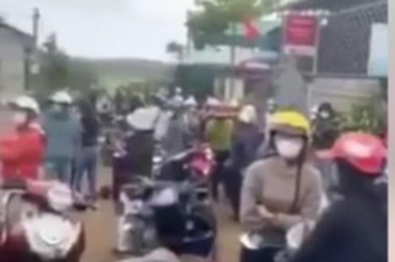 Đem quan tài, mở nhạc đám ma trước nhà chủ hụi-3