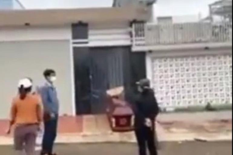 Đem quan tài, mở nhạc đám ma trước nhà chủ hụi-2