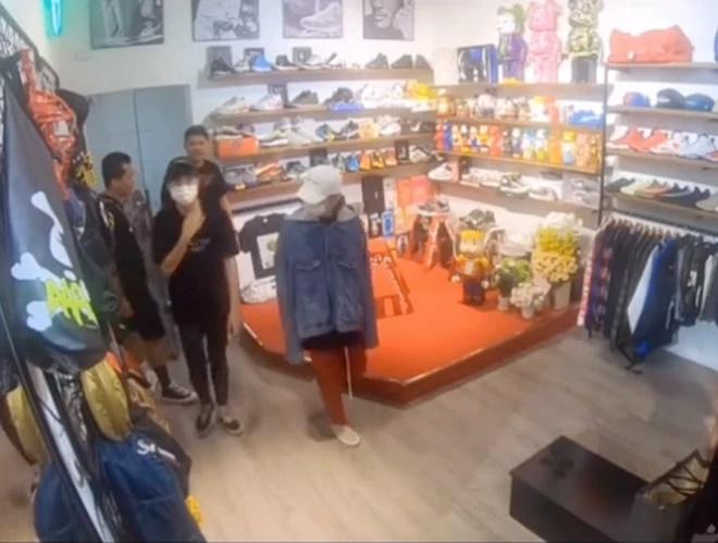 Áo denim Sơn Tùng chở Hải Tú đi chợ được rao bán rần rần trên mạng-6