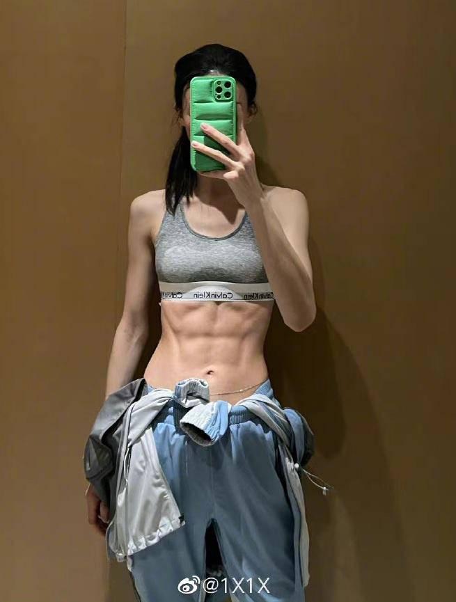 Nam giới phải khiếp sợ mỗi khi mỹ nhân này mặc áo váy hở tay-2