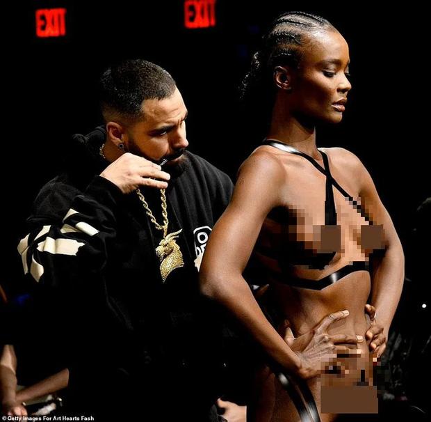 Người mẫu trình diễn bikini với băng dính chằng chịt ở vùng cấm địa-4