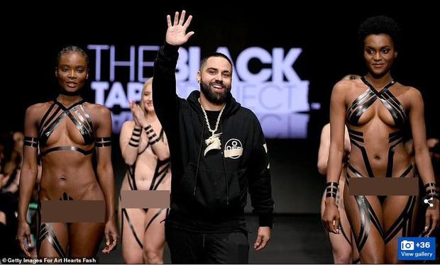 Người mẫu trình diễn bikini với băng dính chằng chịt ở vùng cấm địa-3