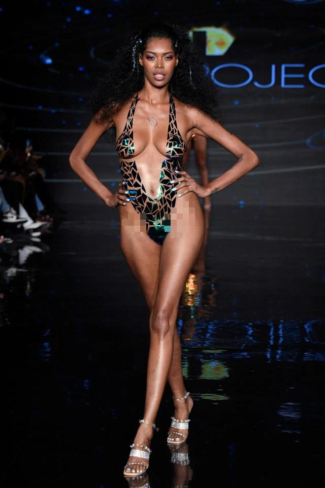 Người mẫu trình diễn bikini với băng dính chằng chịt ở vùng cấm địa-5