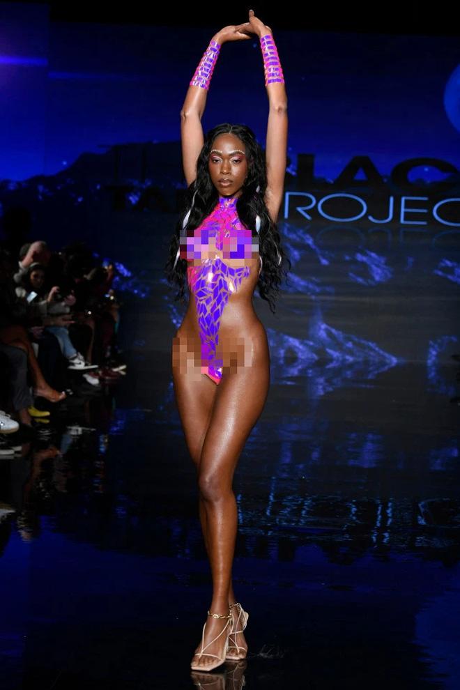 Người mẫu trình diễn bikini với băng dính chằng chịt ở vùng cấm địa-8