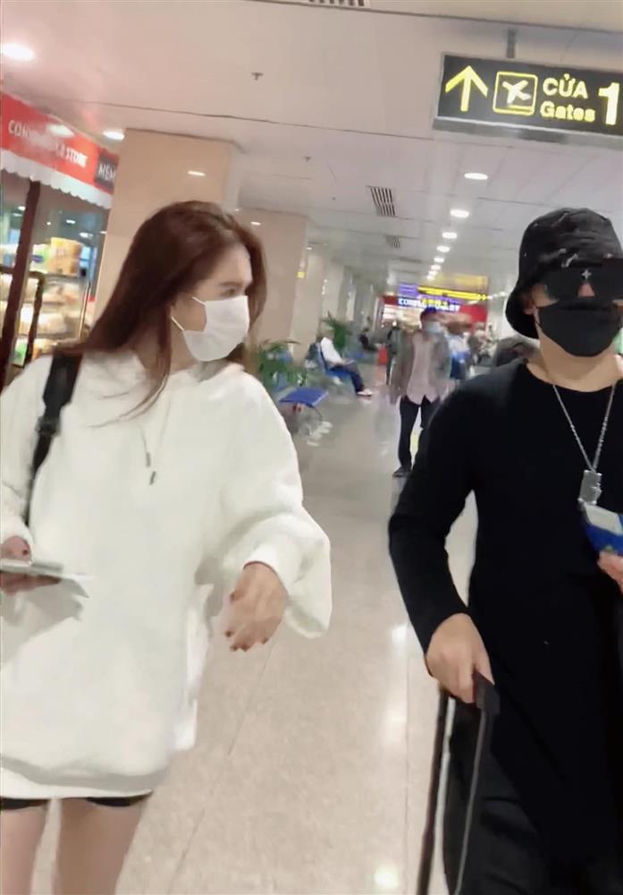 Ngọc Trinh bị chụp lén ngủ li bì trên máy bay nhưng chẳng chìm nổi-2