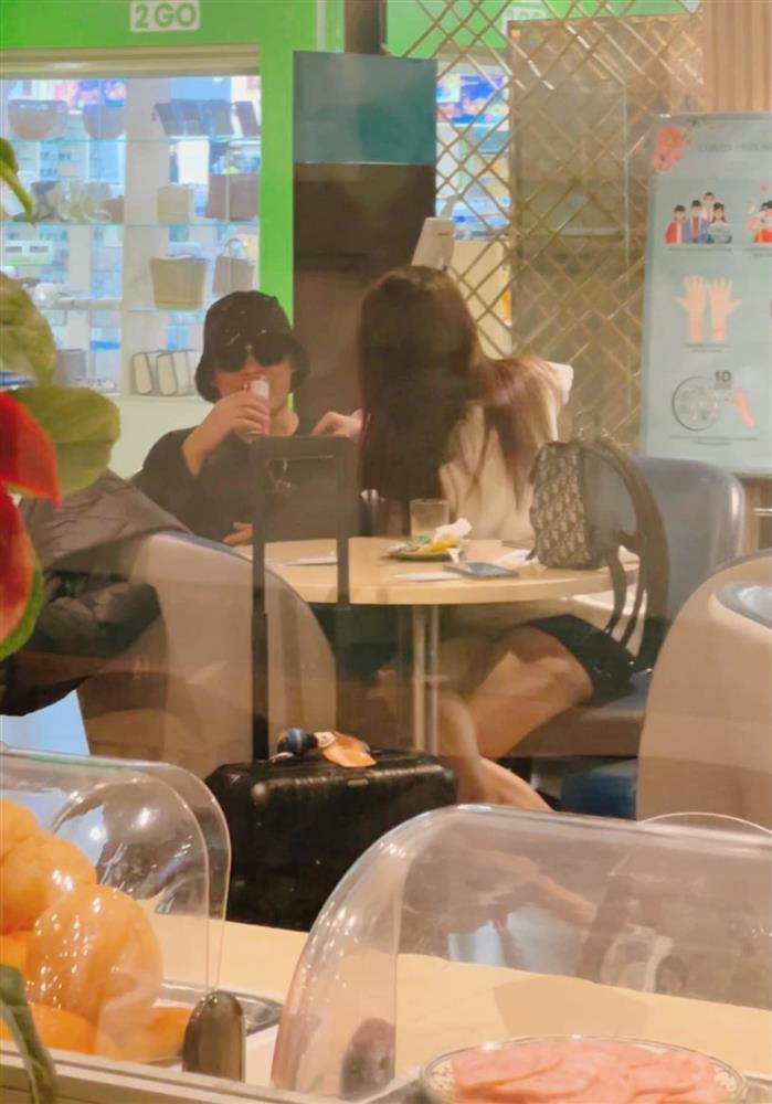 Ngọc Trinh bị chụp lén ngủ li bì trên máy bay nhưng chẳng chìm nổi-5