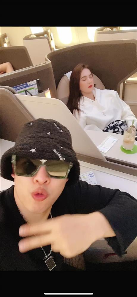 Ngọc Trinh bị chụp lén ngủ li bì trên máy bay nhưng chẳng chìm nổi-4
