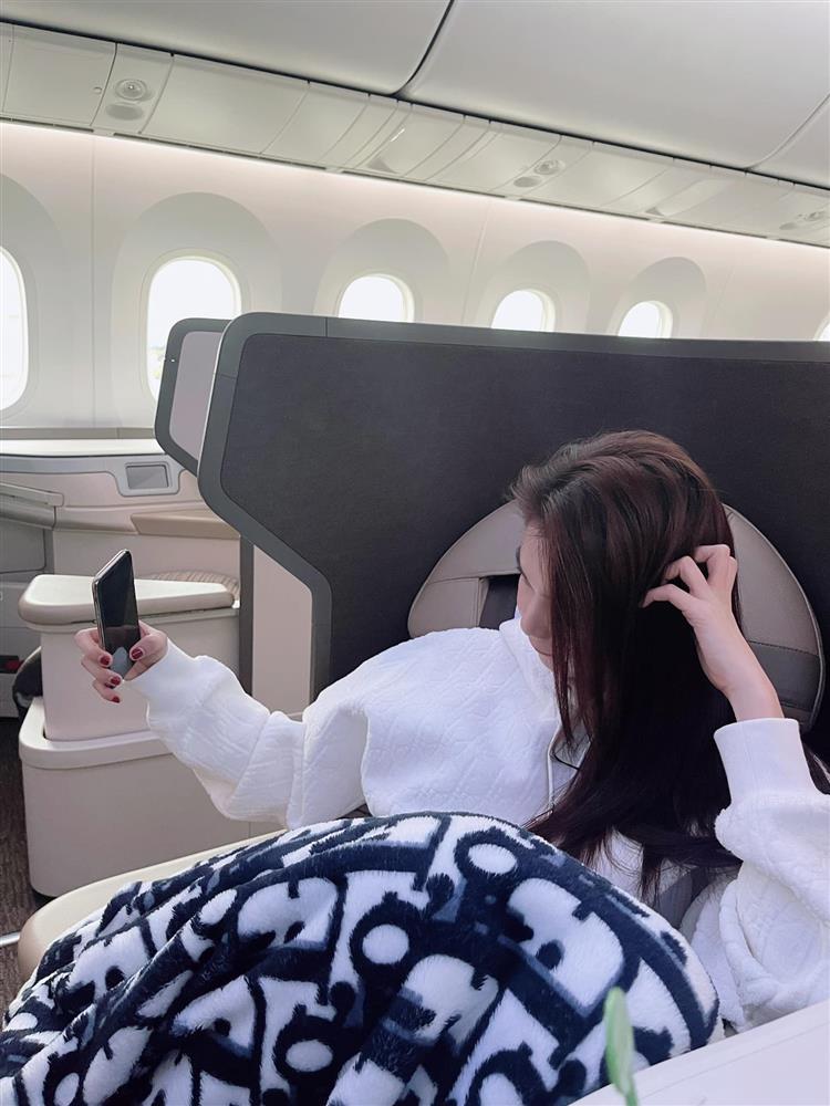 Ngọc Trinh bị chụp lén ngủ li bì trên máy bay nhưng chẳng chìm nổi-3