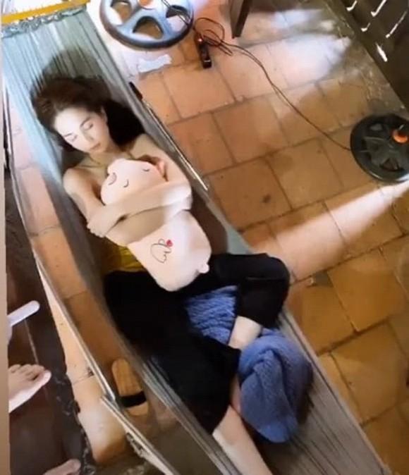 Ngọc Trinh bị chụp lén ngủ li bì trên máy bay nhưng chẳng chìm nổi-10