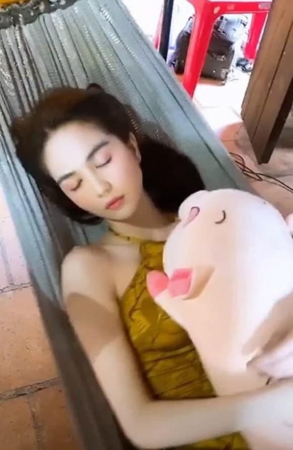 Ngọc Trinh bị chụp lén ngủ li bì trên máy bay nhưng chẳng chìm nổi-9