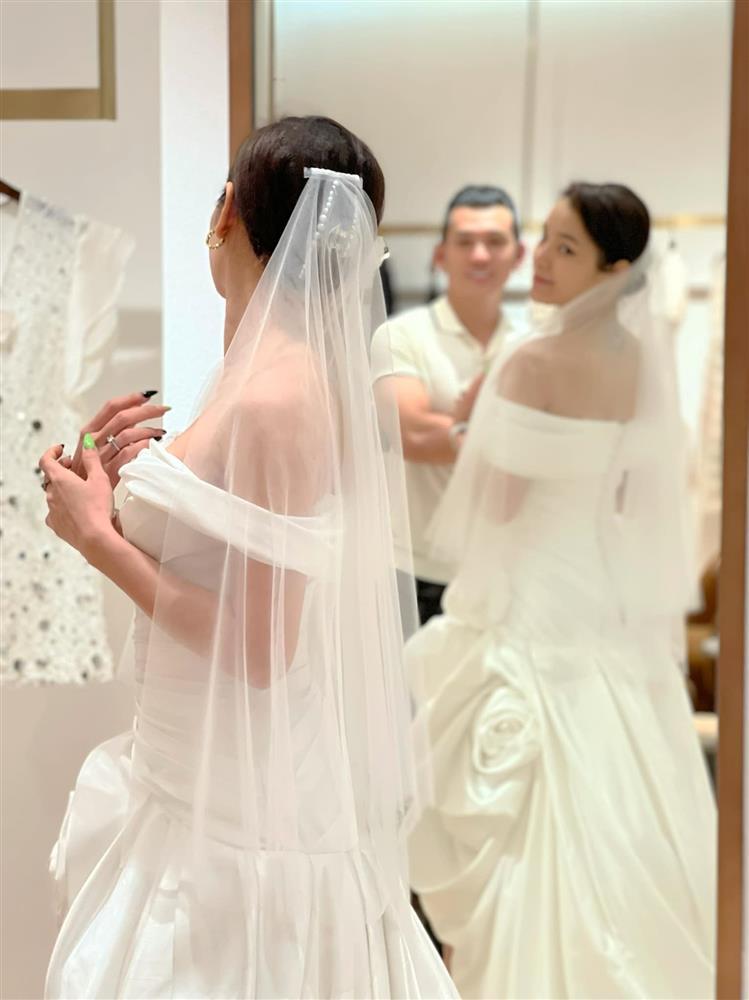 Phương Trinh Jolie thử váy cưới, Lý Bình không giấu nổi vui mừng-1