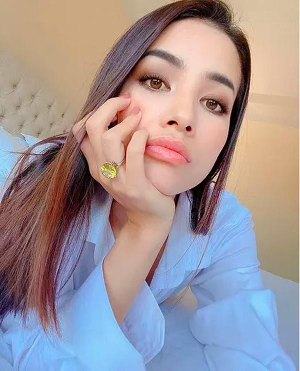 Hậu Valentine, Phạm Hương khoe nhẫn bự và background bạc tỷ-5