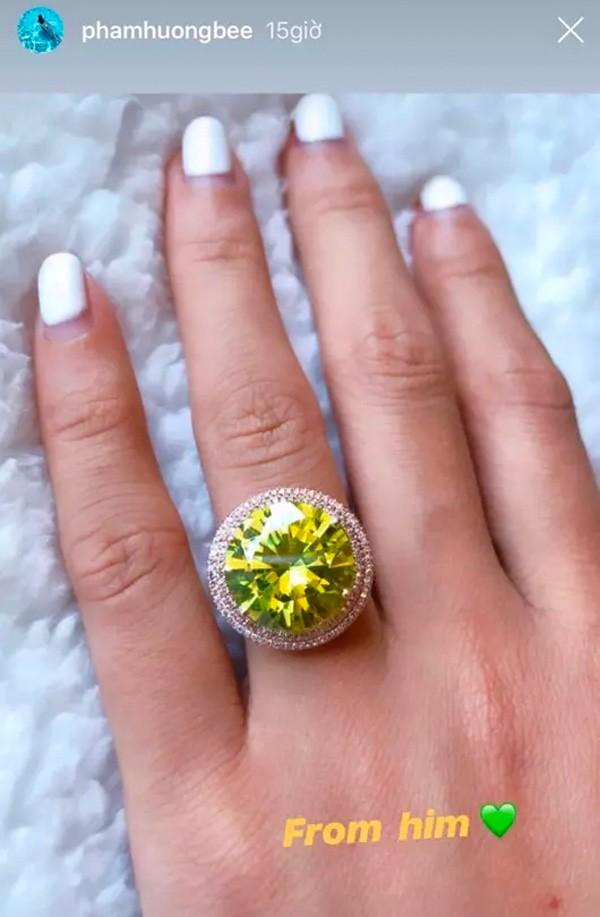Hậu Valentine, Phạm Hương khoe nhẫn bự và background bạc tỷ-7