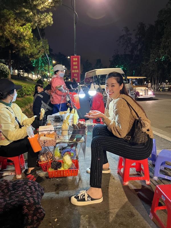 Khánh Vân xuống phố dạo chơi ở Đà Lạt.