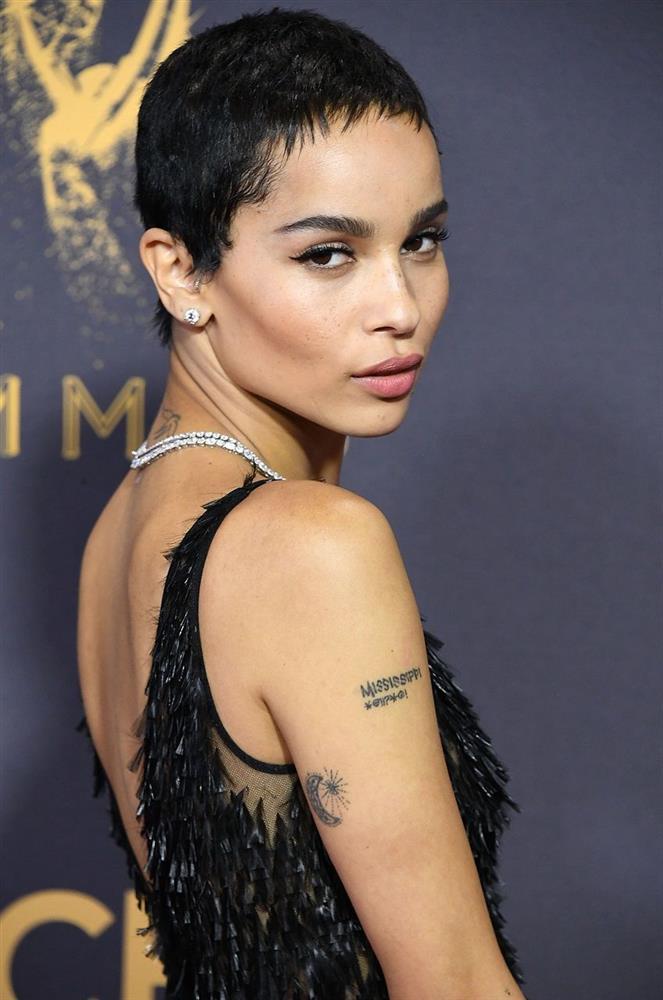 Diễn viên Dị Biệt ưa hở bạo, thích hình xăm, mặc khác người-10