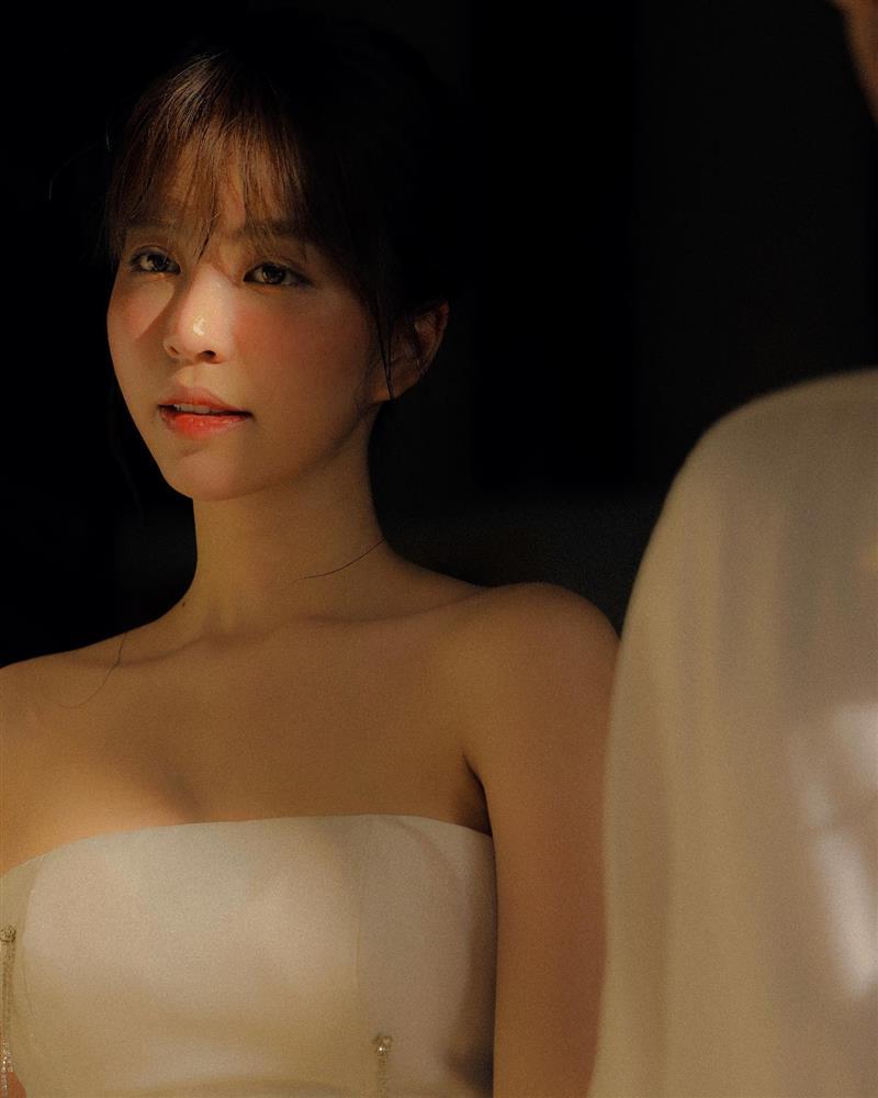 Hot girl đình đám nhá hàng ảnh cưới ca sĩ nổi tiếng Vbiz-4