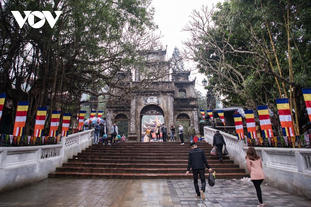 Chùa Hương ước tính đón 5.000 khách ngày đầu mở cửa trở lại-3