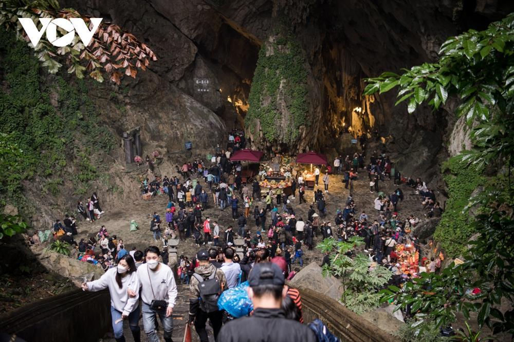 Chùa Hương ước tính đón 5.000 khách ngày đầu mở cửa trở lại-4