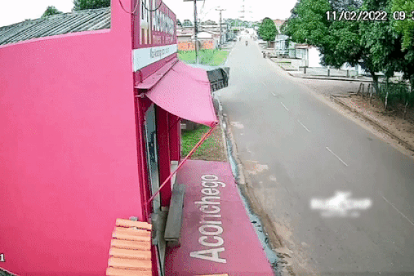 Rùng mình khoảnh khắc xe tải mất lái, lao thẳng vào nhà dân-1