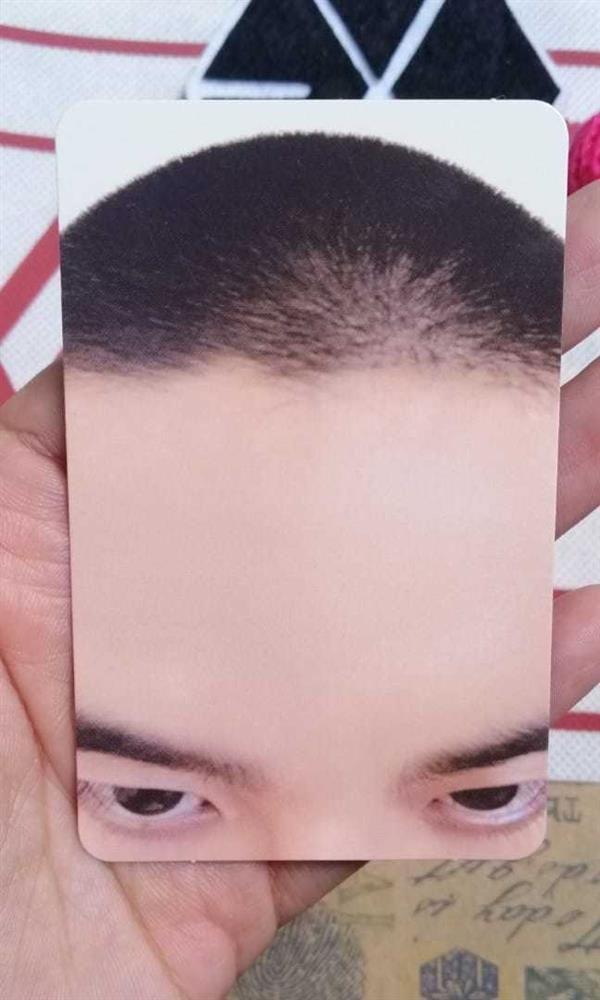 Những chiếc photocard lạ lùng của idol K-pop-3