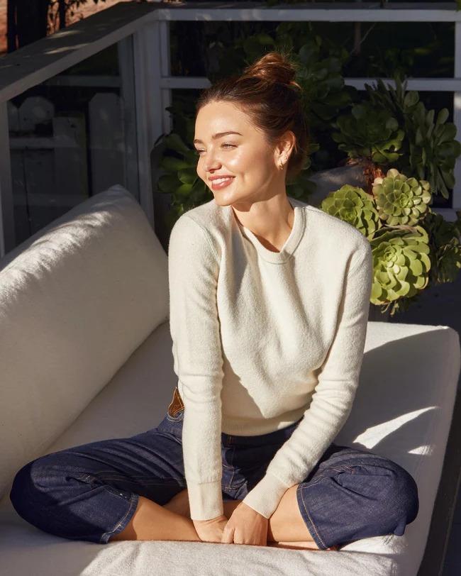 Former angel Miranda Kerr U40 hacked her age to look like an 18 year old girl with a sweater-1