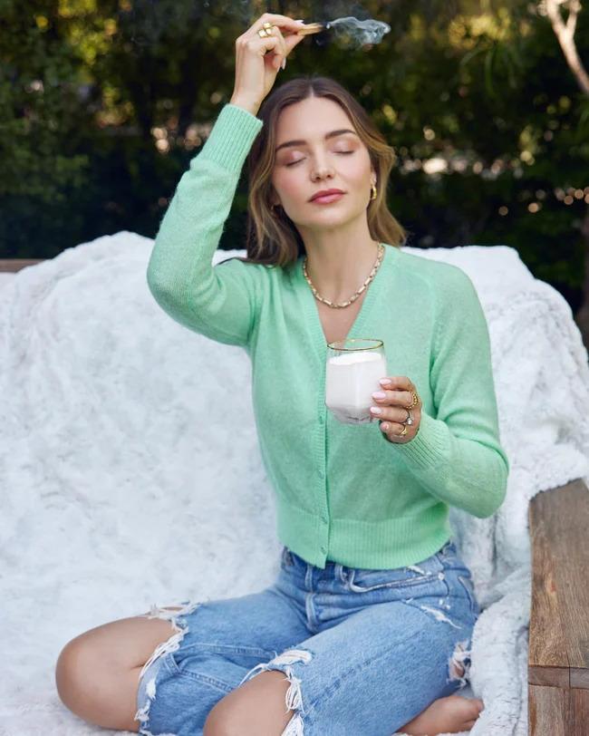 Former angel Miranda Kerr U40 hacked her age to look like an 18 year old girl with a sweater-5