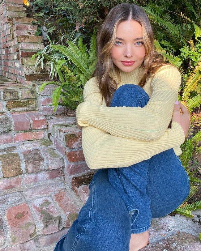 Former angel Miranda Kerr U40 hacked her age to look like an 18 year old girl with a sweater-2