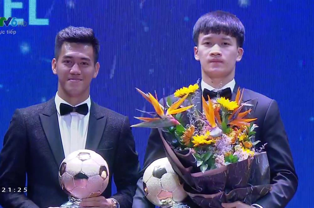 Hoàng Đức nhận Quả Bóng Vàng 2021, nhan sắc cô bồ chiếm hết sóng-2