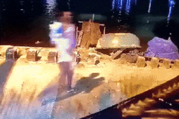 Tìm thấy thi thể bé gái bị bố nhẫn tâm ném xuống sông vì... ghen-1