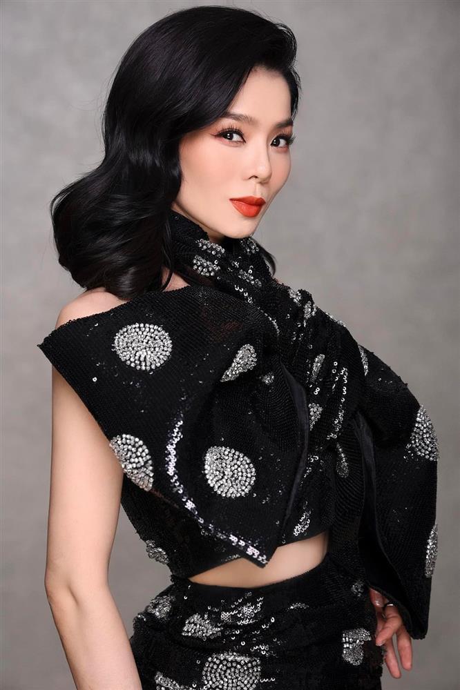 Sóng đôi bồ trẻ, Lệ Quyên diện đi diện lại váy cũ dù đồ hiệu ê hề-3