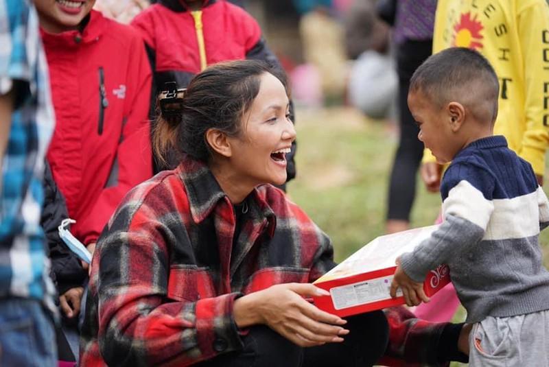 Vì sao HHen Niê từ chối ký tên kỷ niệm mặc kệ fan năn nỉ?-7