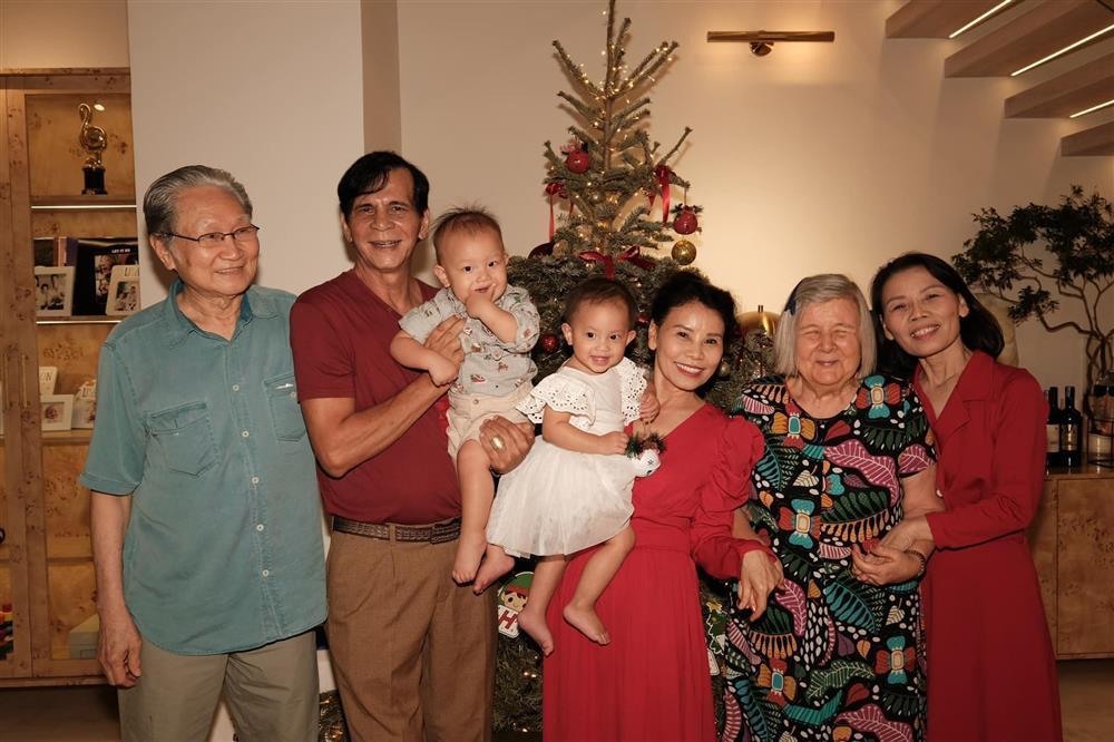 Bố mẹ Kim Lý tặng cặp song sinh Lisa - Leon món quà đặc biệt-6