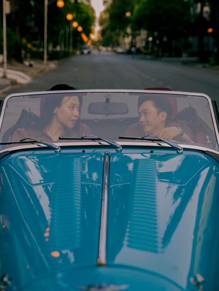 Mở đầu tin sao Việt là chia sẻ của Đàm Thu Trang. Giới thiệu Cường Đô La là "chồng em", Đàm Thu Trang thú nhận: "Em bị một cái nết hơi lạ là cái nết mê chồng mê con các bác ạ".