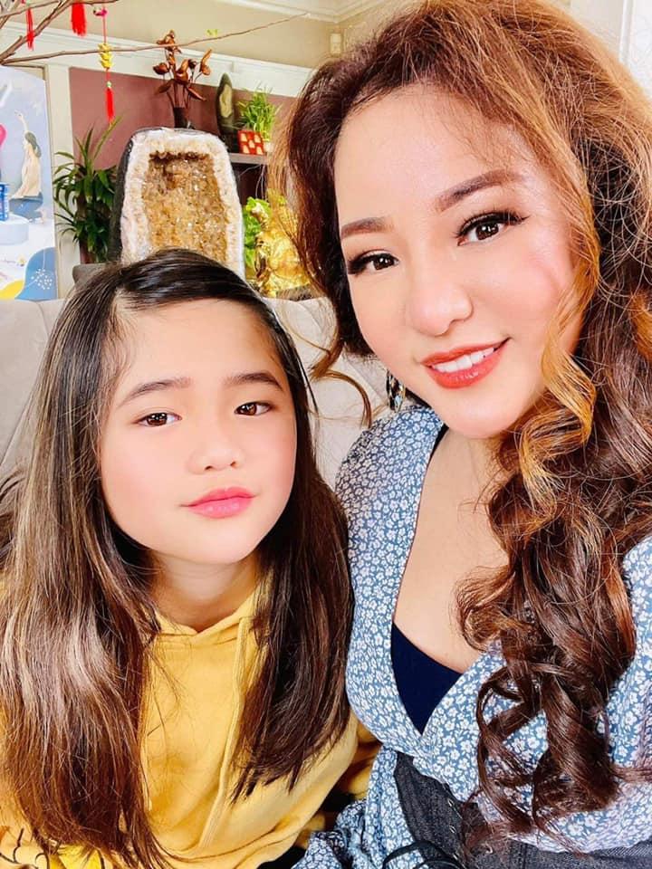 Thúy Nga cho hay: "Lâu nay em đã biến cái nhà ở thành phim trường luôn rồi. Ngày nào cũng quay cuồng với công việc từ sáng sớm tới tối khuya, mệt mà vui. Hôm nay thì mẹ con em lên sóng".