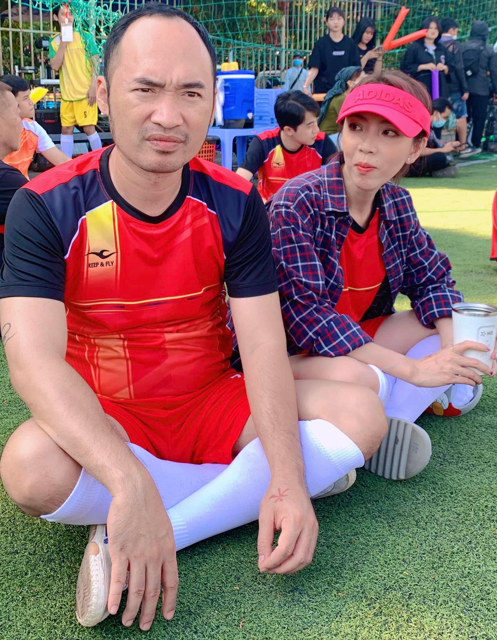 Đăng ảnh bên bà xã Thu Trang, Tiến Luật hài hước: "Miệng cô ấy chê này chê nọ nhưng ngó tôi cái... là mê là mệt".