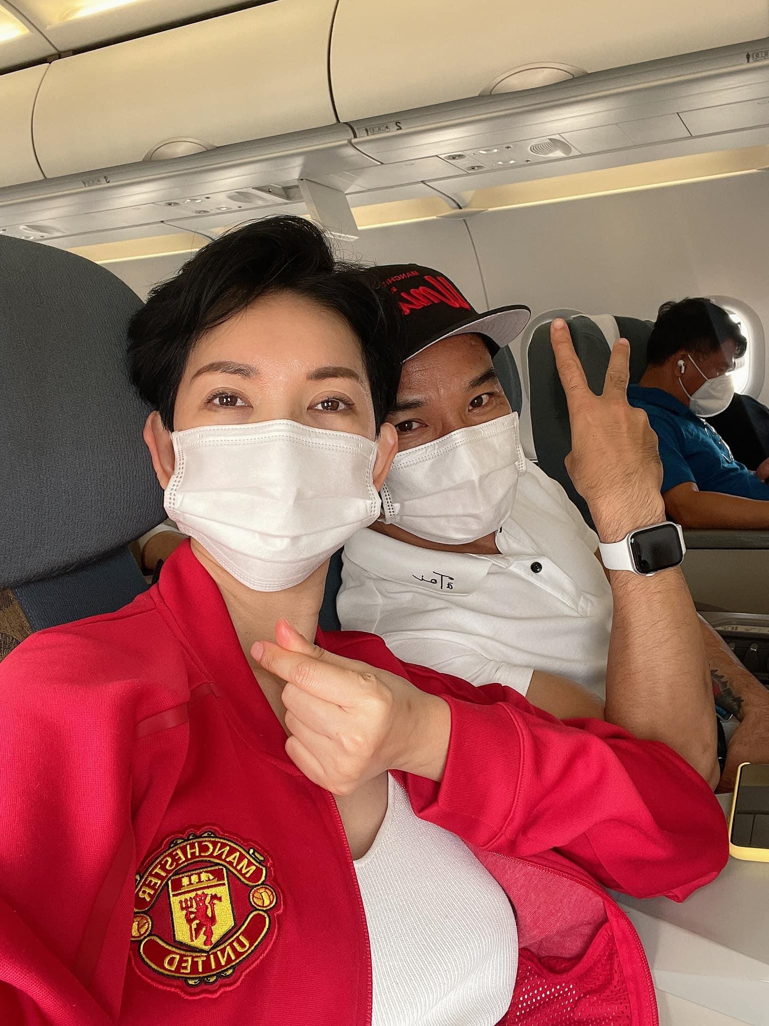 Chia sẻ khoảnh khắc cùng ông xã trên máy bay, Xuân Lan cho biết: "Chuyến bay đầu tiên của năm Nhâm Dần".