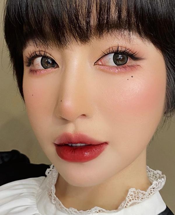 Elly Trần hài hước: "Xin lỗi mọi người hôm nay em quên đậy lồng bàn nên ruồi đậu có hơi nhiều một xíu".