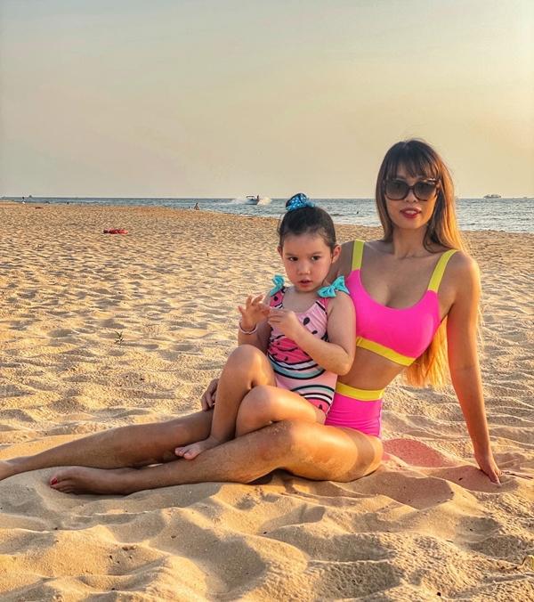 Hà Anh thả dáng cùng con gái bên bờ biển.