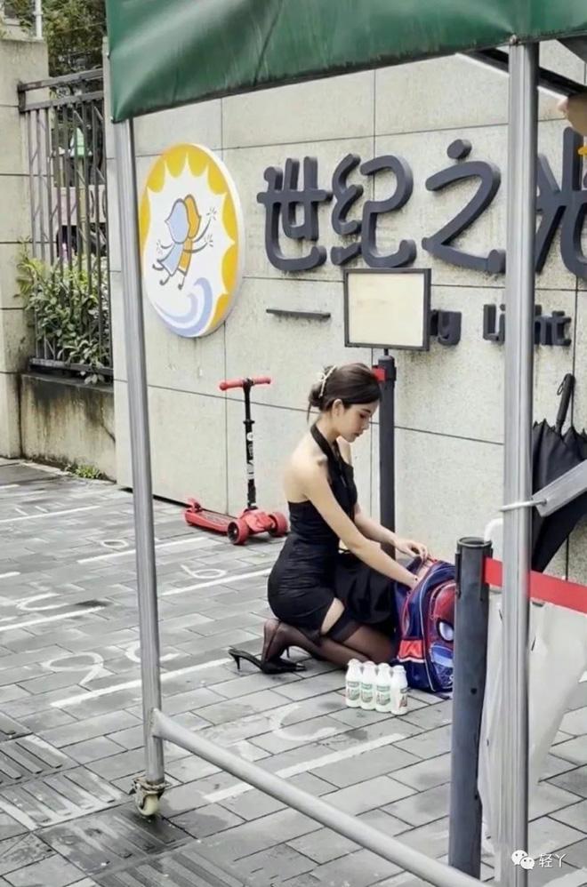 Đi đón con mà ăn mặc như thế này là đúng hay sai?-1