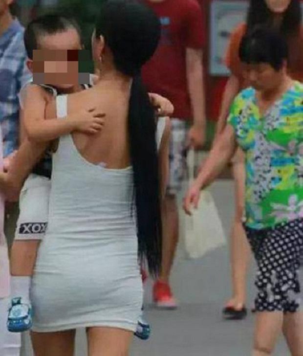 Đi đón con mà ăn mặc như thế này là đúng hay sai?-3