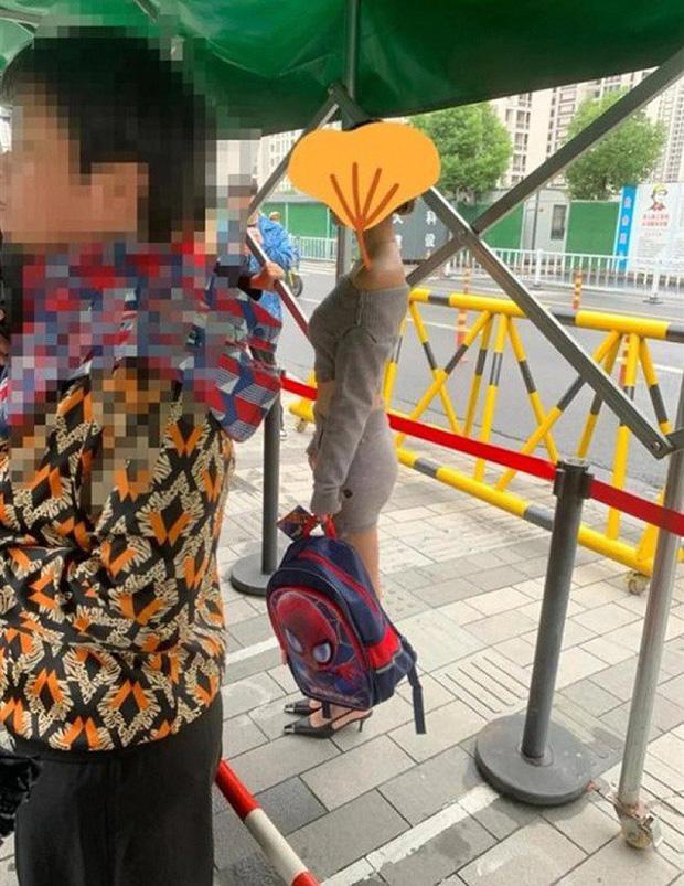 Đi đón con mà ăn mặc như thế này là đúng hay sai?-4