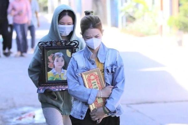 Mẹ bé gái bị bố ném xuống sông đau đớn từ TP.HCM về đưa tang con-2