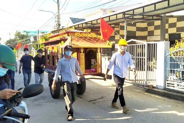 Mẹ bé gái bị bố ném xuống sông đau đớn từ TP.HCM về đưa tang con-1