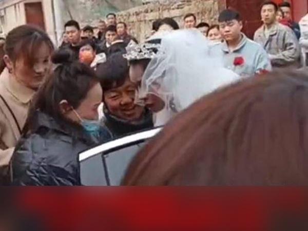 Cô dâu ngồi lì trên xe vì 240 triệu đồng khiến bố chú rể bật khóc-1