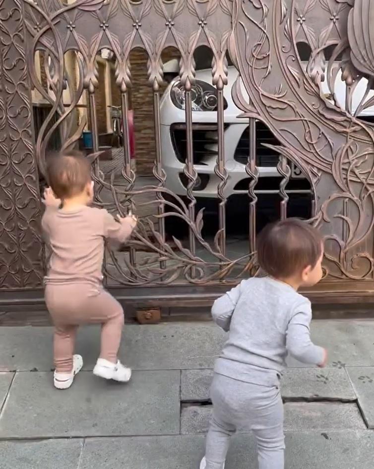 2 con Hồ Ngọc Hà ngó nhà hàng xóm, Lisa chuẩn quý cô nhiều chiện-2