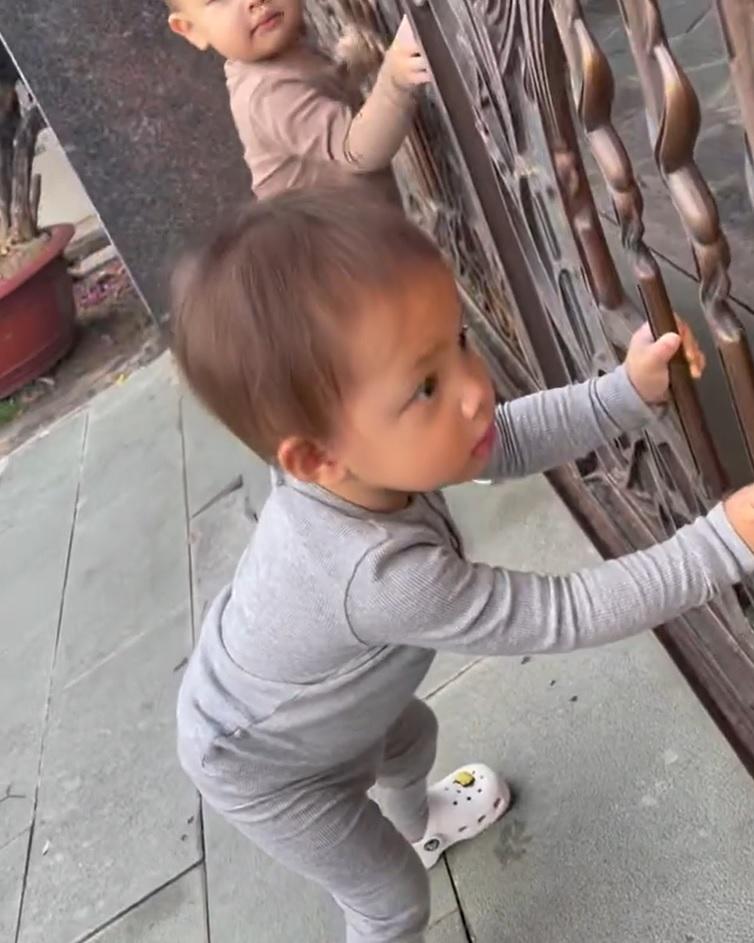 2 con Hồ Ngọc Hà ngó nhà hàng xóm, Lisa chuẩn quý cô nhiều chiện-6