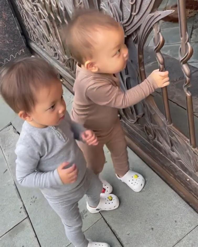 2 con Hồ Ngọc Hà ngó nhà hàng xóm, Lisa chuẩn quý cô nhiều chiện-5