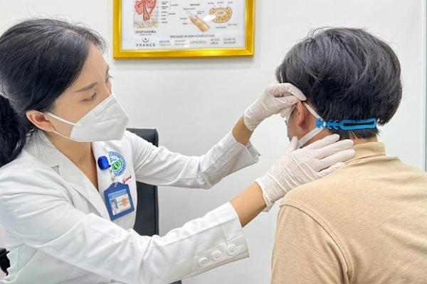 Tiêm filler để có tai Phật, ai ngờ thành… tai thối-1